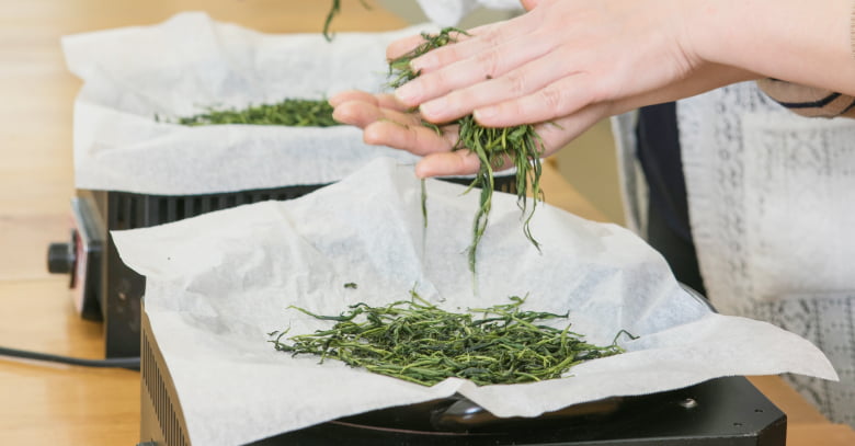 陶板で宇治茶づくり